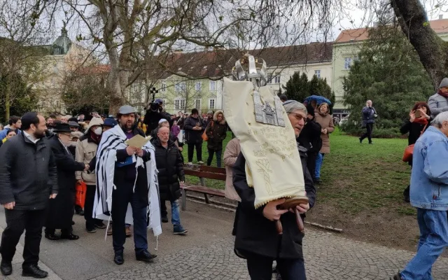 Slavnostnímu otevření předcházel průvod městem se svitkem Tóry.