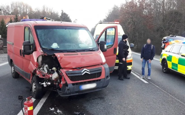 Smrtelné zranění utrpěla žena stojící u silnice, zasáhl ji odražený automobil, do kterého narazil jiný vůz