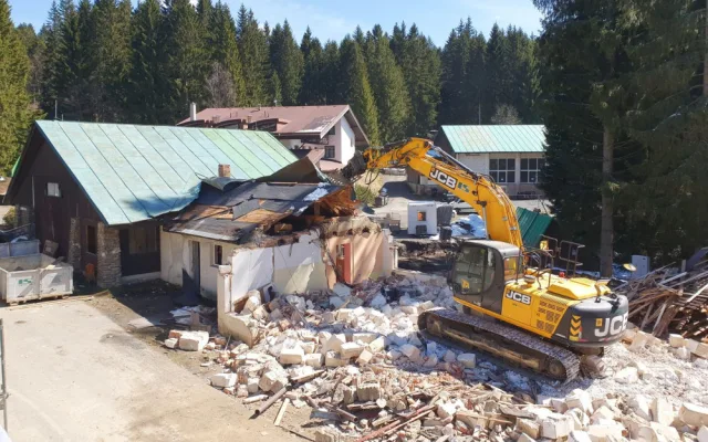 Bagr demoluje šumavskou legendu, na Špičáku se bourá strojovna starého vleku. Nahradí ji restaurace a byty