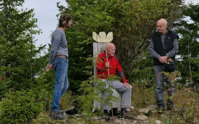Králem Zmizelé Šumavy byl nedávno zesnulý Emil Kintzl. Teď neznámý pachatel odcizil z vrcholku Svarohu jeho symbolický trůn