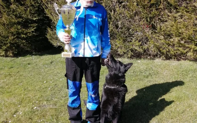 Eso mezi stopaři je služební pes Hektor. S policejním psovodem Petrem Zifčákem sbírá jednu trofej za druhou