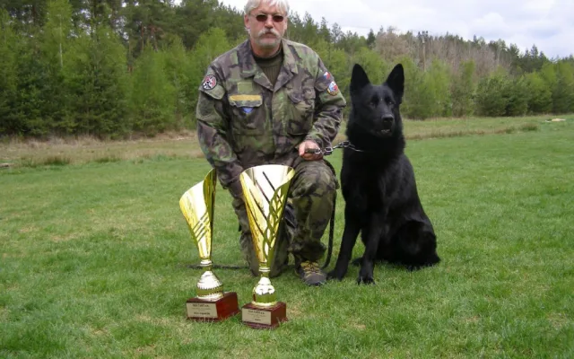 Eso mezi stopaři je služební pes Hektor. S policejním psovodem Petrem Zifčákem sbírá jednu trofej za druhou