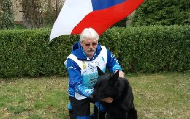 Eso mezi stopaři je služební pes Hektor. S policejním psovodem Petrem Zifčákem sbírá jednu trofej za druhou