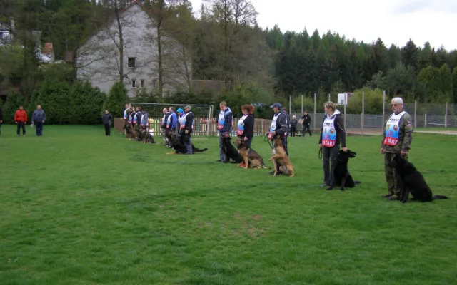Eso mezi stopaři je služební pes Hektor. S policejním psovodem Petrem Zifčákem sbírá jednu trofej za druhou