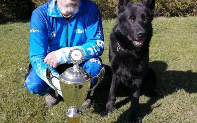 Eso mezi stopaři je služební pes Hektor. S policejním psovodem Petrem Zifčákem sbírá jednu trofej za druhou