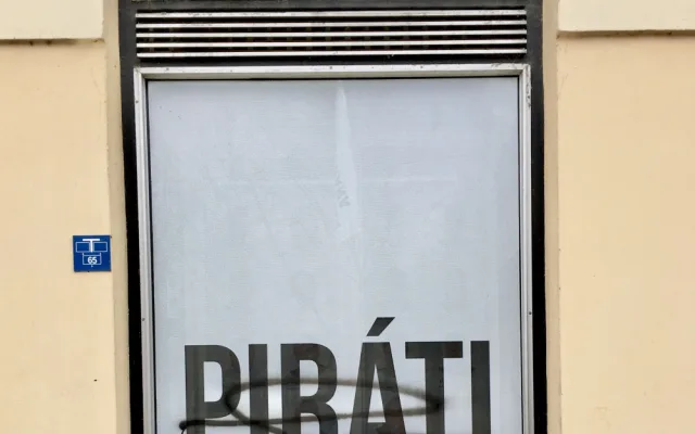 Neznámý vandal v noci zaútočil na sídlo Pirátů kamenem a sprejem