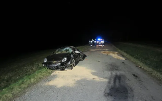 Řidič vozu značky Porsche vyletěl ve vysoké rychlosti ze silnice, těžce zranil sebe i svého spolujezdce