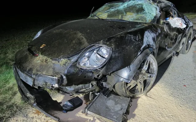 Řidič vozu značky Porsche vyletěl ve vysoké rychlosti ze silnice, těžce zranil sebe i svého spolujezdce