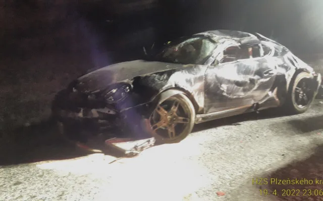 Řidič vozu značky Porsche vyletěl ve vysoké rychlosti ze silnice, těžce zranil sebe i svého spolujezdce