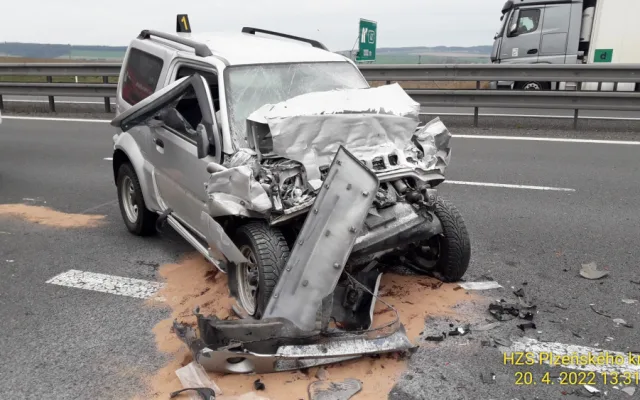 Řidička na D5 nedobrzdila v koloně před jinou nehodou a narazila do kamionu. Zranila se motoristka a dítě