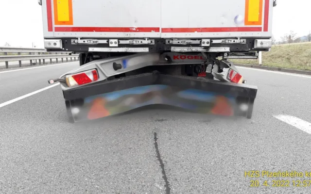 Řidička na D5 nedobrzdila v koloně před jinou nehodou a narazila do kamionu. Zranila se motoristka a dítě