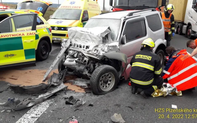 Řidička na D5 nedobrzdila v koloně před jinou nehodou a narazila do kamionu. Zranila se motoristka a dítě