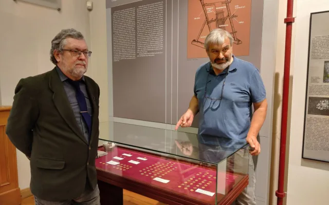 Numismatik Miroslav Hus a archeolog Milan Metlička