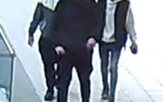 Policie pátrá po totožnosti osob ze snímků z bezpečnostní kamery v souvislosti s trestnou činností