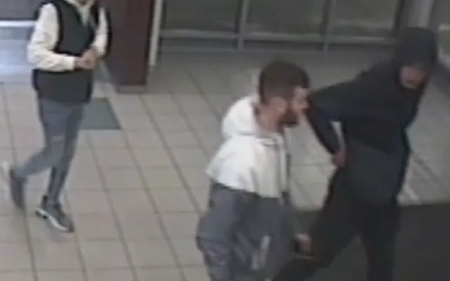 Policie pátrá po totožnosti osob ze snímků z bezpečnostní kamery v souvislosti s trestnou činností