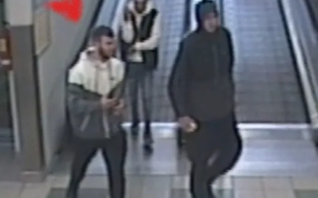 Policie pátrá po totožnosti osob ze snímků z bezpečnostní kamery v souvislosti s trestnou činností