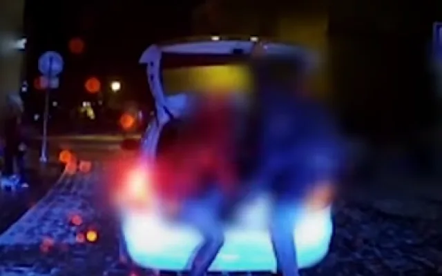 VIDEO: Taxikář nechal nastoupit trojici přebývajících pasažérů do kufru u svého auta a společně odjeli