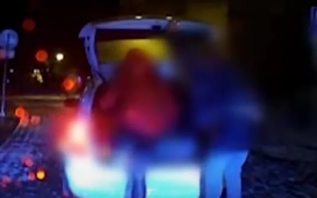 VIDEO: Taxikář nechal nastoupit trojici přebývajících pasažérů do kufru u svého auta a společně odjeli