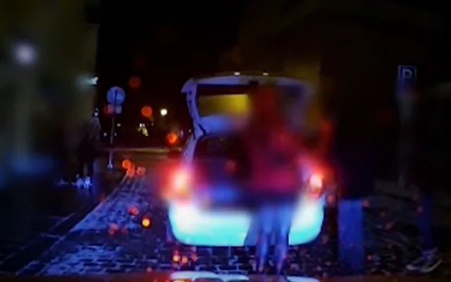 VIDEO: Taxikář nechal nastoupit trojici přebývajících pasažérů do kufru u svého auta a společně odjeli