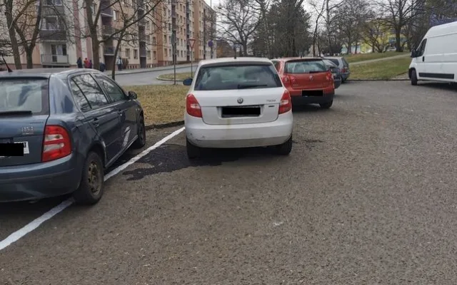 Na krádeže paliva z nádrží automobilů se specializovali dva pachatelé. Na vozidlech způsobili nemalé škody