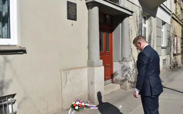 Hrdinství plzeňských občanů, kteří Jozefu Gabčíkovi a Janu Kubišovi pomáhali, uctil primátor města Plzně Pavel Šindelář položením květin u pamětních desek, na nichž jsou jejich osudy připomenuty.