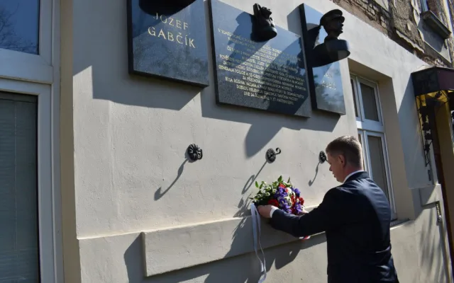 Hrdinství plzeňských občanů, kteří Jozefu Gabčíkovi a Janu Kubišovi pomáhali, uctil primátor města Plzně Pavel Šindelář položením květin u pamětních desek, na nichž jsou jejich osudy připomenuty.