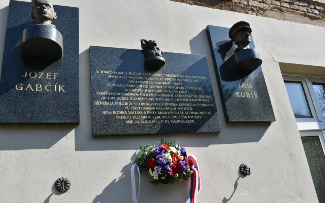 Hrdinství plzeňských občanů, kteří Jozefu Gabčíkovi a Janu Kubišovi pomáhali, uctil primátor města Plzně Pavel Šindelář položením květin u pamětních desek, na nichž jsou jejich osudy připomenuty.