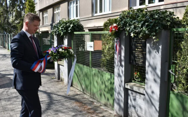 Hrdinství plzeňských občanů, kteří Jozefu Gabčíkovi a Janu Kubišovi pomáhali, uctil primátor města Plzně Pavel Šindelář položením květin u pamětních desek, na nichž jsou jejich osudy připomenuty.