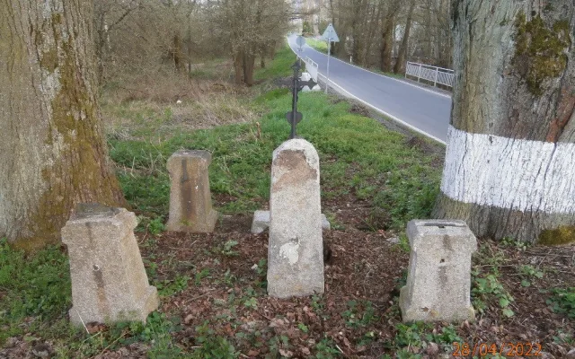 Zloděj odcizil z místa u silnice dva historické kameny, která se před lety podařilo vykopat ze země