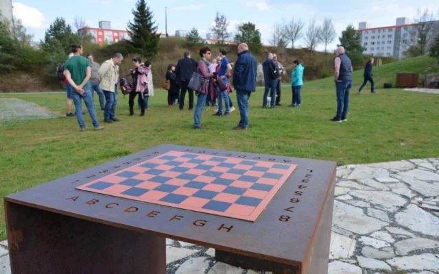 Obávané nocležiště bezdomovců plné černých skládek se proměnilo v nový park za 18 milionů korun