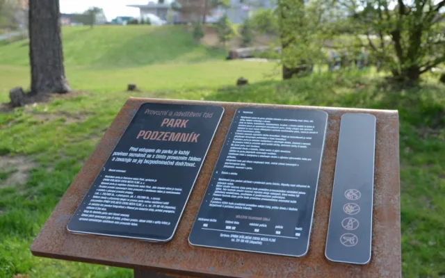 Obávané nocležiště bezdomovců plné černých skládek se proměnilo v nový park za 18 milionů korun