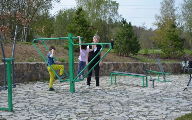 Obávané nocležiště bezdomovců plné černých skládek se proměnilo v nový park za 18 milionů korun
