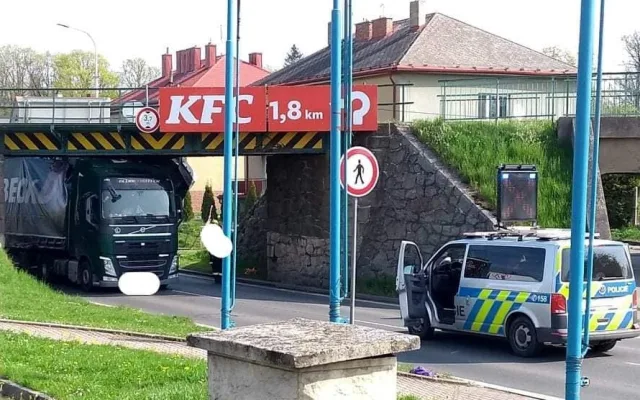 Další nepozorný řidič nechal "skalpovat" svůj kamion pod nechvalně proslulým železničním mostem