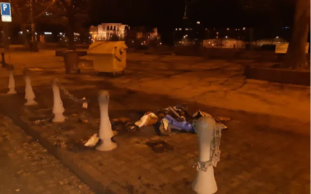 Neznámý pyroman řádil na Americké, kde podpálil několik kontejnerů, policie hledá svědky