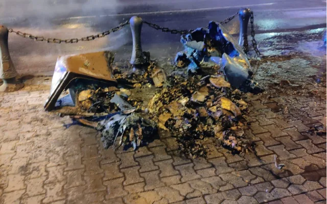 Neznámý pyroman řádil na Americké, kde podpálil několik kontejnerů, policie hledá svědky