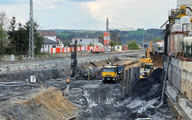 Nový tunel pro automobilovou dopravu v délce 300 metrů vzniká pod železniční tratí v Plzni-Božkově
