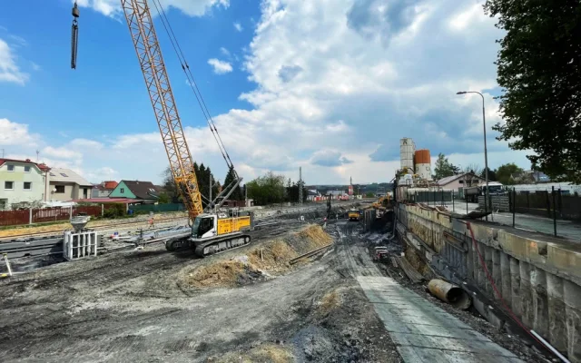 Nový tunel pro automobilovou dopravu v délce 300 metrů vzniká pod železniční tratí v Plzni-Božkově
