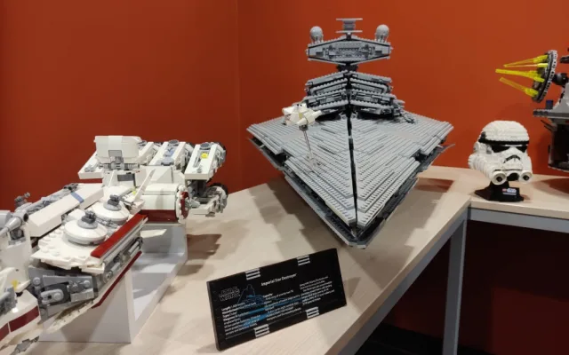 Ať tě provází síla! Plzeň slavila Den Star Wars, přiletěla také flotila vesmírných lodí z kostiček