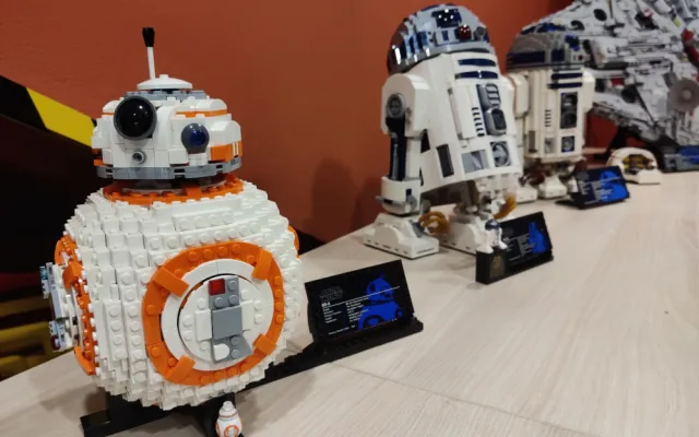 Ať tě provází síla! Plzeň slavila Den Star Wars, přiletěla také flotila vesmírných lodí z kostiček