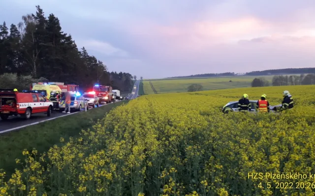 Řidič s osobákem vyletěl ze silnice hluboko do lánu s rozkvetlou řepkou, kde se několikrát převrátil