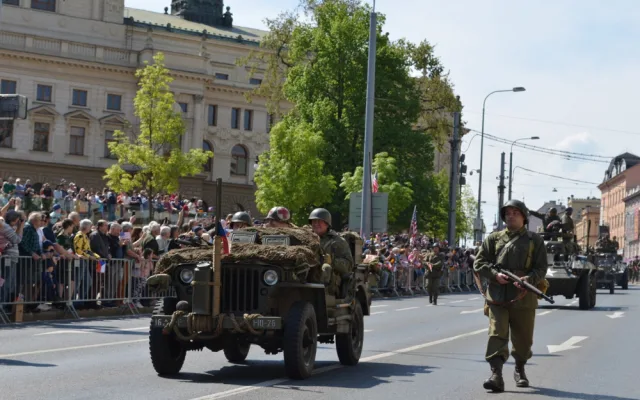 FOTO: Tisícovky lidí nadšeně sledovaly Convoy of Liberty, centrem Plzně projelo přes 200 kusů vojenské techniky