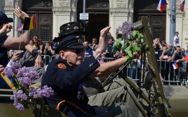 FOTO: Tisícovky lidí nadšeně sledovaly Convoy of Liberty, centrem Plzně projelo přes 200 kusů vojenské techniky