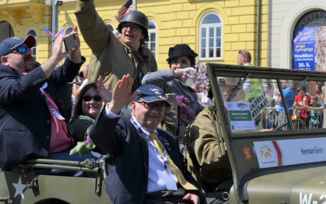 FOTO: Tisíce lidí nadšeně sledovaly Convoy of Liberty, centrem Plzně projelo přes 200 kusů vojenské techniky