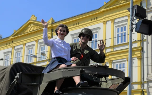 FOTO: Tisíce lidí nadšeně sledovaly Convoy of Liberty, centrem Plzně projelo přes 200 kusů vojenské techniky