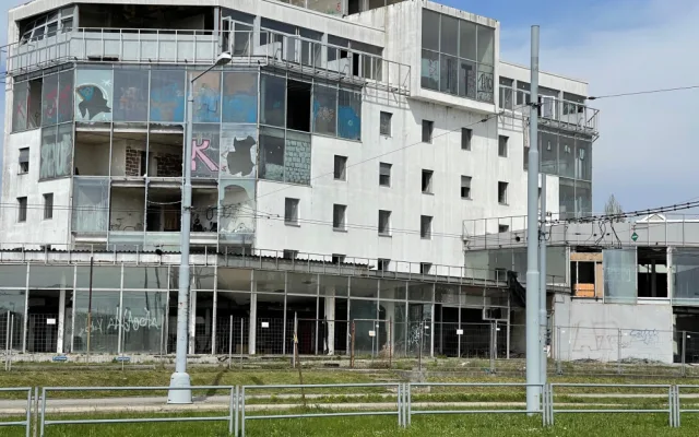 Zastupitelé rozhodli o budoucnosti skleněného pekla, ostudu Plzně nahradí byty, obchody a kanceláře