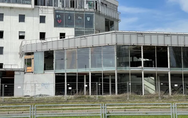 Zastupitelé rozhodli o budoucnosti skleněného pekla, ostudu Plzně nahradí byty, obchody a kanceláře