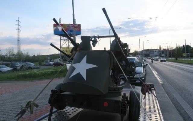 Přívěs převážející historickou vojenskou techniku se za jízdy odpojil od tažného vozidla a následně se převrátil
