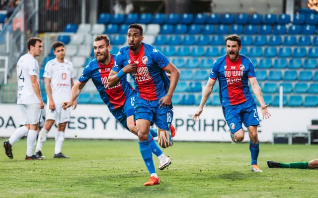 Viktoriáni mají šestý ligový titul díky výhře 2:0 nad Hradcem, Plzeň čekají bouřlivé oslavy