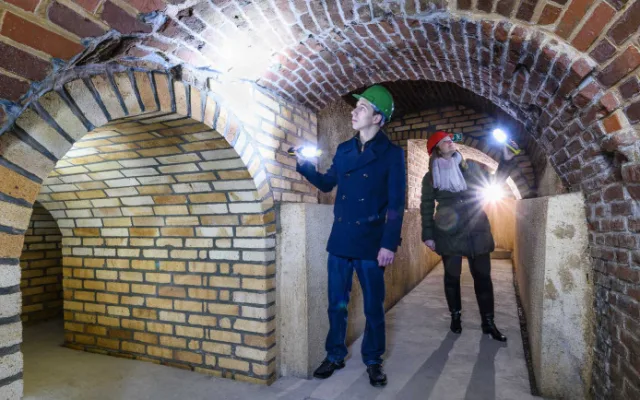 Vydejte se do Plzeňského historického podzemí za svitu baterek, navštívíte i jindy nepřístupnou část chodby