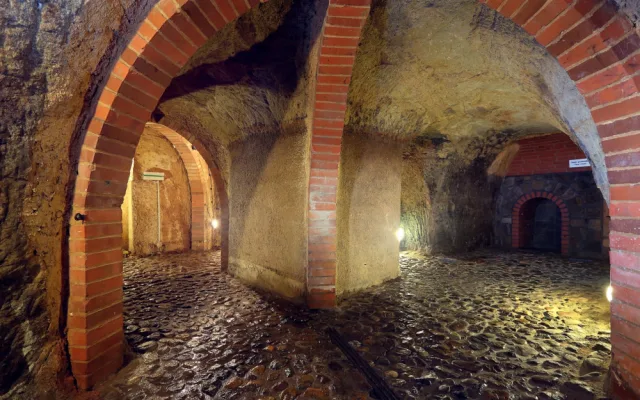 Vydejte se do Plzeňského historického podzemí za svitu baterek, navštívíte i jindy nepřístupnou část chodby